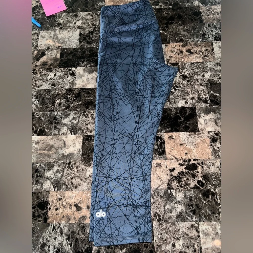 ALO YOGA CROPPED 19” LEGGING GREY GEOMETRIC COLOR SIZE SMALL EUC